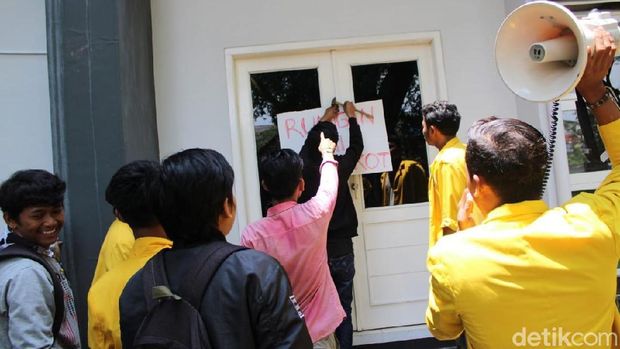 Mahasiswa juga menyegel ruangan