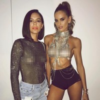 Izabel Goulart bergabung bersama aktris Bruna Marquezine, memastikan semua pandangan tertuju padanya dengan memakai bra diamante rantai dari John John Denim. Foto: Instagram @izabelgoulart