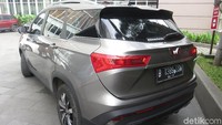 Bumper belakang hadir dengan skid plate berkelir silver. Spoiler belakang dan antena shark fin turut menambah kesan sporty pada Wuling Almaz. Istimewa/Wuling Motors Indonesia.
