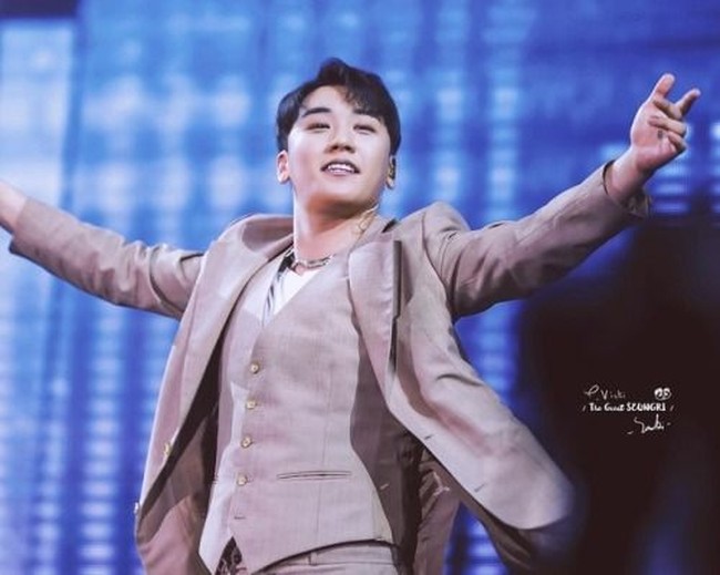 Bahkan ketika konser, Seungri mengenakan setelan jas lengkap dengan vest. Namun untuk kesan yang tidak kaku, ia memilih kaus putih sebagai dalaman dan menambahkan kalung. Foto: Fansite