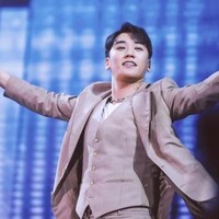 Bahkan ketika konser, Seungri mengenakan setelan jas lengkap dengan vest. Namun untuk kesan yang tidak kaku, ia memilih kaus putih sebagai dalaman dan menambahkan kalung. Foto: Fansite