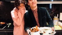 Memegang baki, Seungri terlihat hendak mencicip sup hingga aneka seafood yang kuahnya terlihat pedas. Enak disantap saat cuaca dingin. Foto: Instagram @seungriseyo