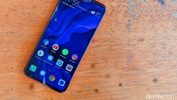 Huawei membuat lubang kamera Nova 4 berdiameter 4,5 mm. Ukuran kameranya sendiri 25 MP. Dapur pacu ponsel ini memakai Kirin 970 dan mendukung teknologi GPU Turbo. Tersemat di dalamnya RAM 8 GB dan memori internal berkapasitas 128 GB. Ada tiga kamera ditempatkan di bagian belakang ponsel ini, ukurannya masing-masing 48 MP, 16 MP dan 20 MP. Foto: detikinet