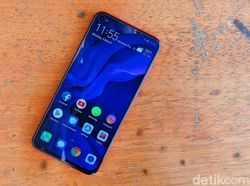 Deretan Smartphone Gahar dengan Lubang Kamera di Layar