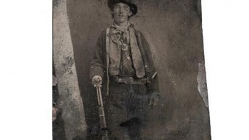 Potret Billy the Kid ini dijepret tahun 1879 oleh sosok yang tak dikenal. Ia laku USD 2,3 juta pada tahun 2011. Foto: istimewa