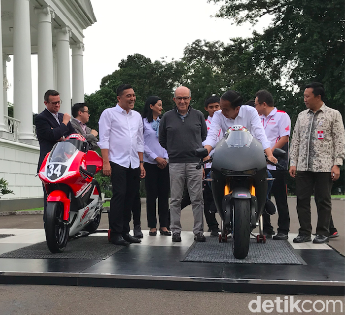 Usai bertemu dengan para finalis Puteri Indonesia 2019 dan Miss Universe 2018 Catriona Elisa Magnayon Gray, Presiden Joko Widodo (Jokowi) bertemu dengan Chief Executive Officer (CEO) Dorna Carmelo Ezepeleta dan pebalap muda Indonesia. Jokowi sempat menunggangi motor balap di Istana Bogor.
