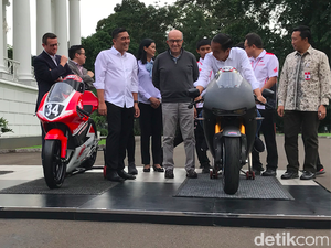 Jokowi Tunggangi Replika Motor MotoGP Rp 7 Miliar di Istana