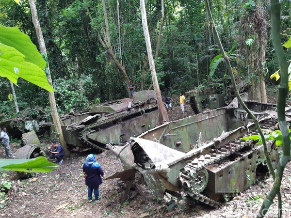 Di tengah hutan Distrik Bikar, Kampung Es Mambo, Tambrauw ada sebuah wisata sejarah berwujud tank di tengah hutan. (Bonauli/detikcom)