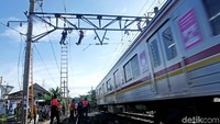 Pasca evakuasi sarana KRL yang anjlok selesai dilakukan, petugas kini memperbaiki prasarana perkeretapapian.