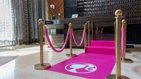 Suasana hotel Barbie pun terasa mulai dari pintu masuk hotel. Wisatawan disambut dengan karpet pink di jalur khusus. (dok Hilton Hotels & Resorts)