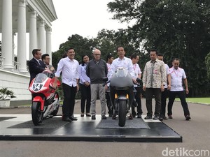 Usai Bertemu Miss Universe, Jokowi Tunggangi Motor Balap di Istana
