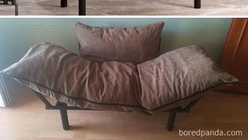 Niatnya beli sofa pada gamba di atas, yang sampai malah sofa berbeda pada gambar di bawah. (Foto: Boredpanda)