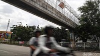 Jika tak kunjung diperbaiki, JPO itu akan mengganggu kenyamanan pejalan kaki yang menyeberang.