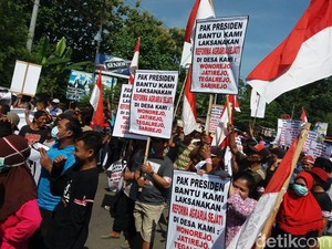 Warga Cepu Blokir Jalan Tuntut Legalitas Tanah yang Ditempati