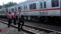 Lintasan kereta Jakarta-Bogor-Jakarta sempat lumpuh pada Minggu (10/3) karena ada KRL terguling. Pagi ini, jalur tersebut sudah kembali dilintasi KRL.