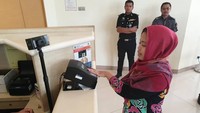 Siti Aisyah, warga negara Indonesia (WNI) yang sempat diduga terlibat dalam kasus pembunuhan Kim Jong-Nam, pulang ke Tanah Air pada Senin (11/2/2019) siang ini dan akan tiba di Bandara Halim Perdanakusumah pada sore ini.  