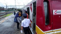 Para penumpang yang terburu-buru dan menumpuk di jalur 3 juga sempat disarankan agar berpindah ke jalur 7 dan transit di Depok dan Manggarai.