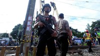 Personel polisi terlihat berjaga di lokasi KRL anjlok jalur Jakarta-Bogor, Senin (11/3/2019).