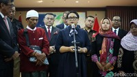 Menlu Retno Marsudi menyampaikan pidato saat menyerahkan Aisyah.