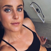 Sarah Bro cukup eksis di Instagram juga YouTube. Di YouTube, wanita kelahiran 4 Maret tersebut sering berbagi tips finess, dan teknik training. Foto: Instagram @sarahwbro