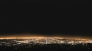 Andreas Gursky mengambil foto ini pada tahun 1998 dan diberi judul Los Angeles. Ia laku USD 2,9 juta di tahun 2008. Foto: istimewa