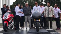 Jokowi menaiki Honda RC213V-S di halaman belakang Istana Bogor. 