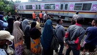 Penjagaan tersebut untuk mengantisipasi banyaknya warga atau pengguna lalu lintas yang ingin melihat lokasi kejadian.