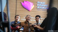 Hal itu disampaikan Agus usai membuka pelatihan penyelidik menjadi penyidik. Dia menyatakan saat ini penyidik KPK berjumlah 80 orang dan bakal bertambah lagi, baik dari pelatihan yang kali ini diikuti sekitar 20 penyelidik ataupun penyidik yang berasal dari Polri.