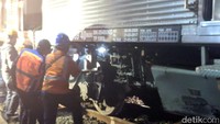 Pemindahan gerbong ke atas rel untuk kemudian ditarik ke tempat lain dibantu oleh alat berat berupa crane (Foto: Jefrie Nandy Satria/detikcom)