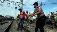 Beberapa juga terlihat membantu petugas KRL melakukan evakuasi dan perbaikan kabel listrik.