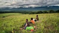 Tiap sore, ada saja anak-anak kecil yang datang ke bukit ini dan bermain. (Dok Kementerian Pariwisata)