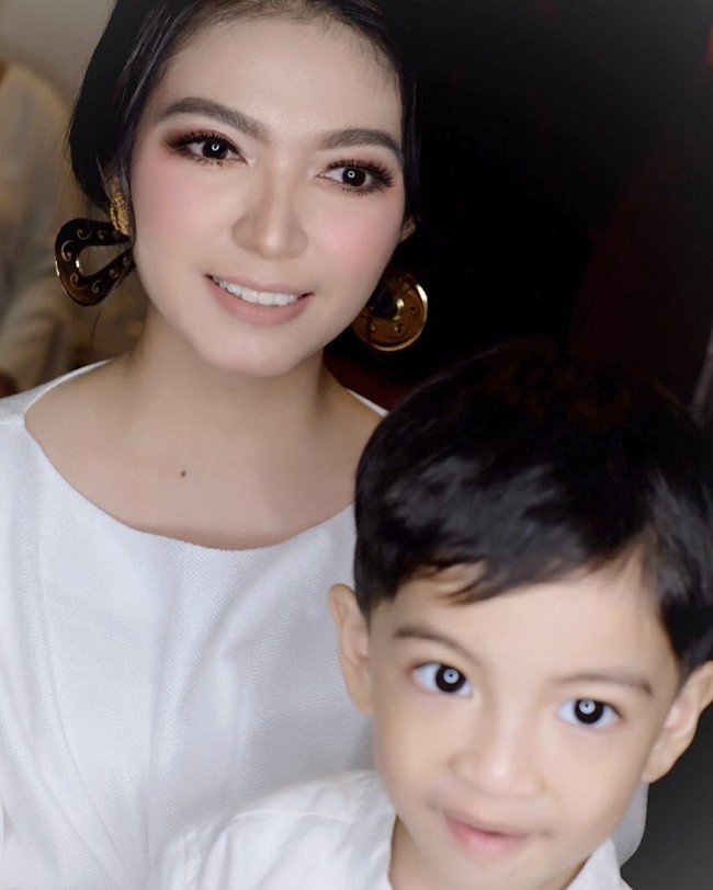 Inilah kecantikan Selvi Ananda di belakang layar sebelum pemotretan dengan Diera Bachir. Wajah ayunya semakin memesona berkat riasan dari VICTORIA MAKEUP ATELIER.  Foto: Instagram @victoria_makeupatelier