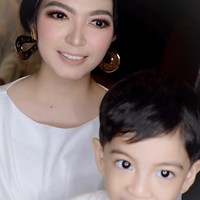 Inilah kecantikan Selvi Ananda di belakang layar sebelum pemotretan dengan Diera Bachir. Wajah ayunya semakin memesona berkat riasan dari VICTORIA MAKEUP ATELIER.  Foto: Instagram @victoria_makeupatelier