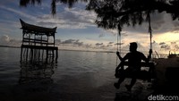 Pulau Tidung yang berada di gugusan Kepulauan Seribu memiliki pesona alam yang tak kalah mempesona dari pulau maupun pantai lain di berbagai daerah Indonesia.