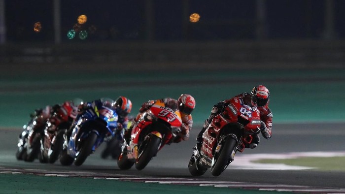 MotoGP - Qatar Grand Prix - Losail International Circuit, Lusail, Qatar - March 10, 2019   Mission Winnow Ducatis Andrea Dovizioso, Repsol Honda Teams Marc Marquez and Team SUZUKI ECSTARs Alex Rins during the race   REUTERS/Ibraheem Al Omari