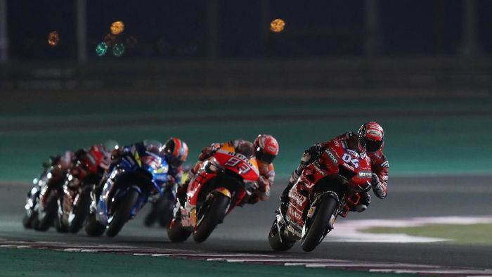 Andrea Dovizioso MotoGP - Qatar Grand Prix - Losail International Circuit, Lusail, Qatar - March 10, 2019 Mission Winnow Ducatis Andrea Dovizioso, Repsol Honda Teams Marc Marquez and Team SUZUKI ECSTARs Alex Rins during the race REUTERS/Ibraheem Al Omari