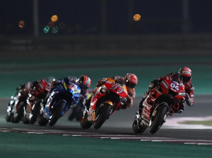 Balapan seri Andrea Dovizioso dan Marc Marquez di MotoGP Qatar. (Foto: Ibraheem Al Omari/Reuters) Balapan seri Andrea Dovizioso dan Marc Marquez di MotoGP Qatar. (Foto: Ibraheem Al Omari/Reuters)