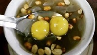 Agar menarik ronde atau bola-bola ketan dibuat warna-warni. Demikian juga dengan manisan kolang-kalingnya. Foto: Instagram@c.rusmawati