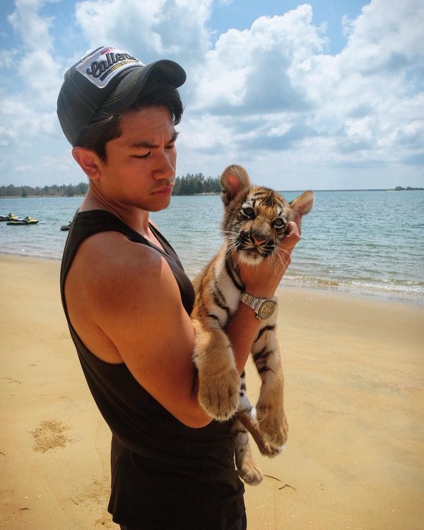 Namanya juga pangeran, main di pantai bareng macan mah bebas! (Instagram/tmski)