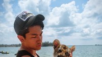 Namanya juga pangeran, main di pantai bareng macan mah bebas! (Instagram/tmski)