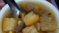 Dibuat dengan campuran sekoteng juga enak. ronde ditambah potongan roti tawar hingga rasanya lebih seru. Foto: Instagram@halojepara