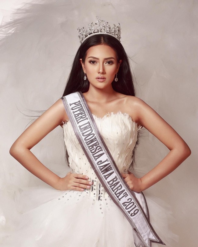 Transformasi yang telah saya lewati, itu karena saya percaya dengan diri sendiri. Kemarin cantik, sekarang cantik. Kecantikan datang dari dalam. Ini ada di dalam diri seseorang, pada orang yang sama di masa lalu dan sekarang. Perbedaannya hanyalah penampilan fisik. Dan bagiku, penampilan fisik seharusnya tidak pernah mendeskripsikan siapa kita sebagai seseorang, tulis Jesica dalam bahasa Inggris.Foto: Instagram @jesicafitriana