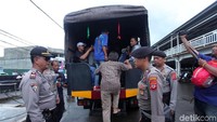 Bus dan truk dari kepolisian ini gratis, tiap orang bisa naik tanpa dipungut biaya.