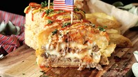 Kalau biasanya burger disajikan dengan daging panggang. Burger yang satu ini tersaji dengan cara digoreng lagi dalam minyak. Foto: Istimewa
