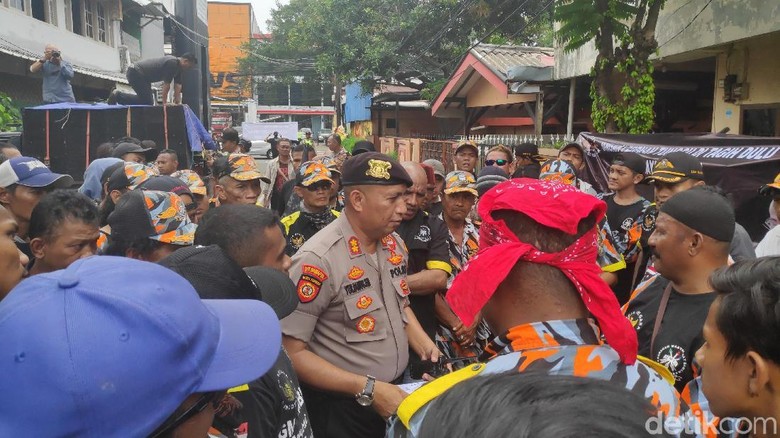 Perwakilan Massa Pendemo di Pasar Minggu Temui Pihak Adhi Karya Perwakilan Massa Pendemo di Pasar Minggu Temui Pihak Adhi Karya