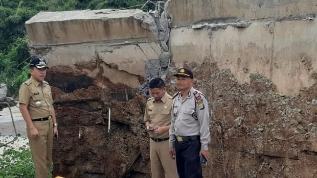  Meski longsor, Jembatan Cipamingkis masih bisa dilewati mobil. 