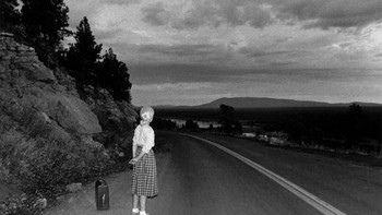 Untitled Film Still 48 dijepret oleh Cindy Sherman. Foto hitam putih ini laku USD 2,9 juta pada 2015. Foto: istimewa