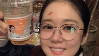 Duh, lagi-lagi mendapat sebuah coffee truck. Ada segelas kopi berstiker sosok Jang Nara saat menjadi Permaisuri Oh Sunny. Foto: Instagram nara0318