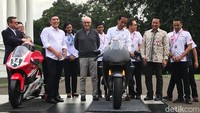 Pebalap muda Indonesia Mario Suryo Aji sempat mencoba menyalakan motor seharga sekitar Rp 7 miliar tersebut. Namun belum menyala, Jokowi kemudian turun.