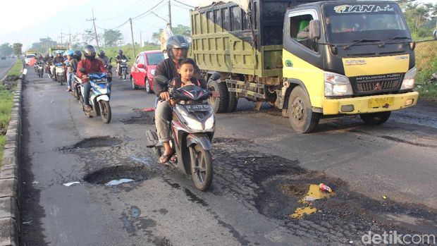Lubang di Jalan Raya Porong lama